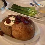 ルース クリス ステーキハウス - サイドのアスパラとベイクドポテト。ここのベイクドポテトはとても甘くてむちゃくちゃ旨い♪カリカリベーコンのサワークリームの味わいも最高でした♪