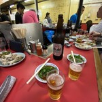 豚足のかどや - カウンターでお隣さんも皆昼飲み！