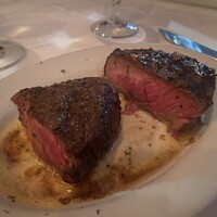 ルース クリス ステーキハウス - ヒレとリブアイ。リブアイが1番好きなんですけど、ここはヒレステーキも食べとかないとね♪ルースクリス独特のバターの風味。塩胡椒だけで食べるのが最高に美味しいです。