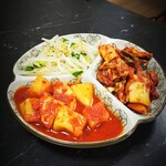 焼肉 済州 - 無料サービスのキムチ・ナムル・カクテキ
