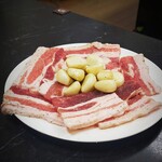 焼肉 済州 - 黒豚バラ焼き（800円）もマシマシサービスで…