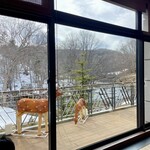 ラビスタ阿寒川 - ロビーの窓からは阿寒川が臨めます