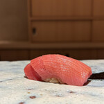 鮨 華 - 本マグロの中トロ　まさに大和トンネル型に偽りなし