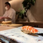 鮨 華 - 大将を見つめる車海老