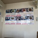 大使館 - 壁に掲示のメニュー〈テーブルにメニューあり〉