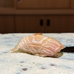 鮨 華 - ヒラメの昆布締め　ビックスクーターを彷彿させる良い仕事