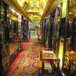 万宝海鮮舫 - 個室への廊下は豪華絢爛　