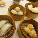 陸羽茶室 - ハーカオは40HKD　右上はオイスターソースのシャーシウ包（40HKD)