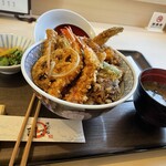 司 - 特製天丼はを中心に6品入っています。タレが絶妙