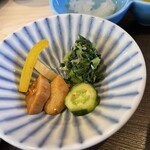 司 - おしんこは、塩味は少ないですが、しっかりと浸かっており美味