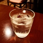 ビストロ コゥジィ - 着席後、すぐに提供してくれる、冷たいお水。