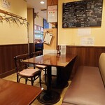 ビストロ コゥジィ - 店内左奥のスペース。