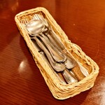 ビストロ コゥジィ - カトラリーバスケット。