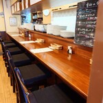 ビストロ コゥジィ - 玄関入ってすぐ右が、厨房前のカウンター席。