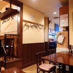 ビストロ コゥジィ - 厨房から様子が覗える作りです。