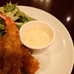 ビストロ コゥジィ - タルタルソースが添えられていますが、