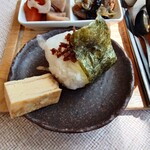 ニュウボラボラ - ◯おにぎり（ごぼうのオカカ）
握られたおにぎりは、塩味が適度に効いていて