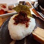 ニュウボラボラ - ごぼうのオカカは、刻んだごぼうを
鰹節、醤油、砂糖、味醂、生姜、胡麻を合わせて
煮てから炒ってある感じな味わいで
軽く爽やかさと甘味ある醤油感と胡麻が香ばしくて
海苔とも合ってて美味しいなあ♪