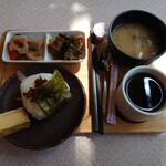 ニュウボラボラ - ●ホットコーヒー（モーニングサービス付き）500円

おにぎりは梅干し、塩、塩昆布、ごぼうのオカカから選択出来ます」

との説明があったので、珍しそうな

●おにぎり（ごぼうのオカカ）を選択してみた
