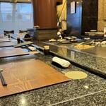 鉄板ステーキ 花心 - カウンターのみ12〜13席。