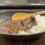 鉄板ステーキ 花心 - カレーはピリ辛。