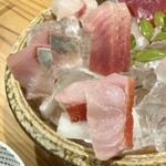 しんのすけ - 上から時計回りに
      初かつお、生本まぐろ_中とろ、金目鯛、はまち、桜鯛