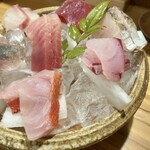 しんのすけ - 上から時計回りに
      初かつお、さわら、真はた、金目鯛、生本まぐろ_中とろ、桜鯛