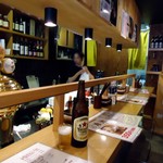 角打ち 新井商店 - 立ちカウンタの様子。