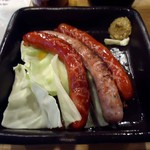 角打ち 新井商店 - 「ソーセージの盛り合わせ」340円也。