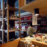 角打ち 新井商店 - 座りカウンター方面を望む。