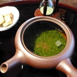 深緑茶房 - 湯冷まし皿に入れたお湯を入れて