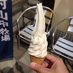 アグリーダック - ソフトクリーム　紅茶＋メープルコーン　300円