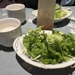 ピアーズ - まずはサラダとドレッシング、スープがセットされる。