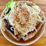麺屋　たか - 背脂ごってり乗った野菜を食べ進めないと麺に辿りつけません