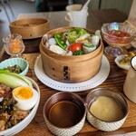 其中之一 - 料理写真:夏野菜と豚バラのせいろ蒸し定食と、ミニ魯肉飯