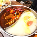 大連餃子基地 DALIAN - 麻辣スープと白湯スープ