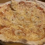 Taverna335 - アンチョビとにんにくのピザ（L）