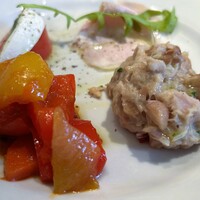 イル カルディナーレ 銀座本店 - 前菜4種（自家製ロースハム、カプレーゼ、カポナータ、ツナとうずら豆）