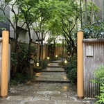 赤坂 菊乃井 - 打ち水をした素敵なアプローチ