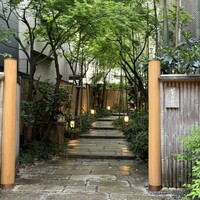 赤坂 菊乃井 - 打ち水をした素敵なアプローチ
