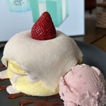 Pleasure cafe - 巨大雪見だいふく的な存在。