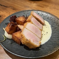 ビストロ ブルーニー - 鹿児島県産黒豚ロース肉のカツレツ　青カビチーズのソース