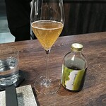 クロモリ - 中国茶＋柚子シロップ＋炭酸＝食前酒　シャンパンのようでありながら酸味がほどよく、刺激が少なくて飲みやすかったです。
