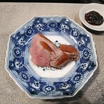 クロモリ - メインの鴨肉　右が胸、左がもも肉。外は香ばしく、中はしっとりと火加減が絶妙。味噌のほどよい辛みとコクも良い