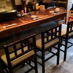 八乃屋 - カウンター席(足の悪いお年寄りはこっちにしてもらいました)