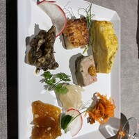 ON the TABLE CHINESE - 