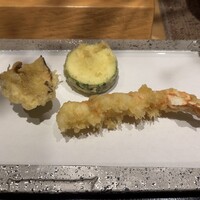 玄水 - 左から
                    ・原木椎茸の天麩羅
                    ・ズッキーニの天麩羅
                    ・車海老の天麩羅