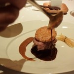 メゾン・ド・タカ芦屋 - ”ハンバーガー”に見立てたシャラン産鴨胸肉とフォアグラのポワレ