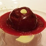 メゾン・ド・タカ芦屋 - グランデセール：苦味の効いたショコラで包みこんだフランボワーズとピスタチオ③溶けはじめ