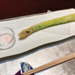 厨 花膳 - アスパラの一本揚げ